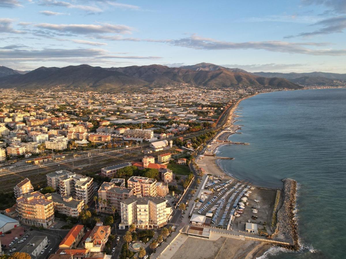 فندق Xxv Aprile Casa Per Ferie ألبينغا المظهر الخارجي الصورة