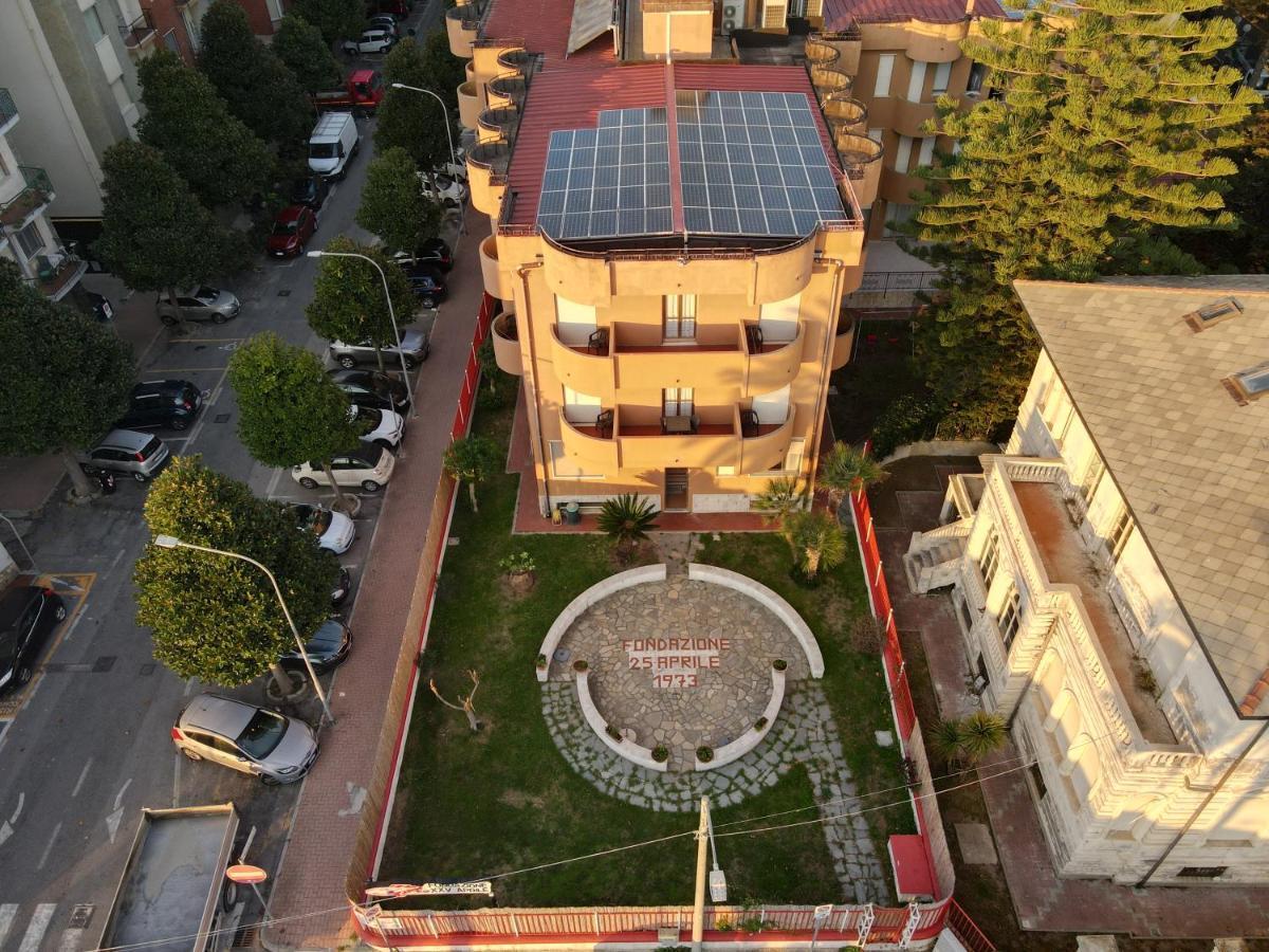 فندق Xxv Aprile Casa Per Ferie ألبينغا المظهر الخارجي الصورة