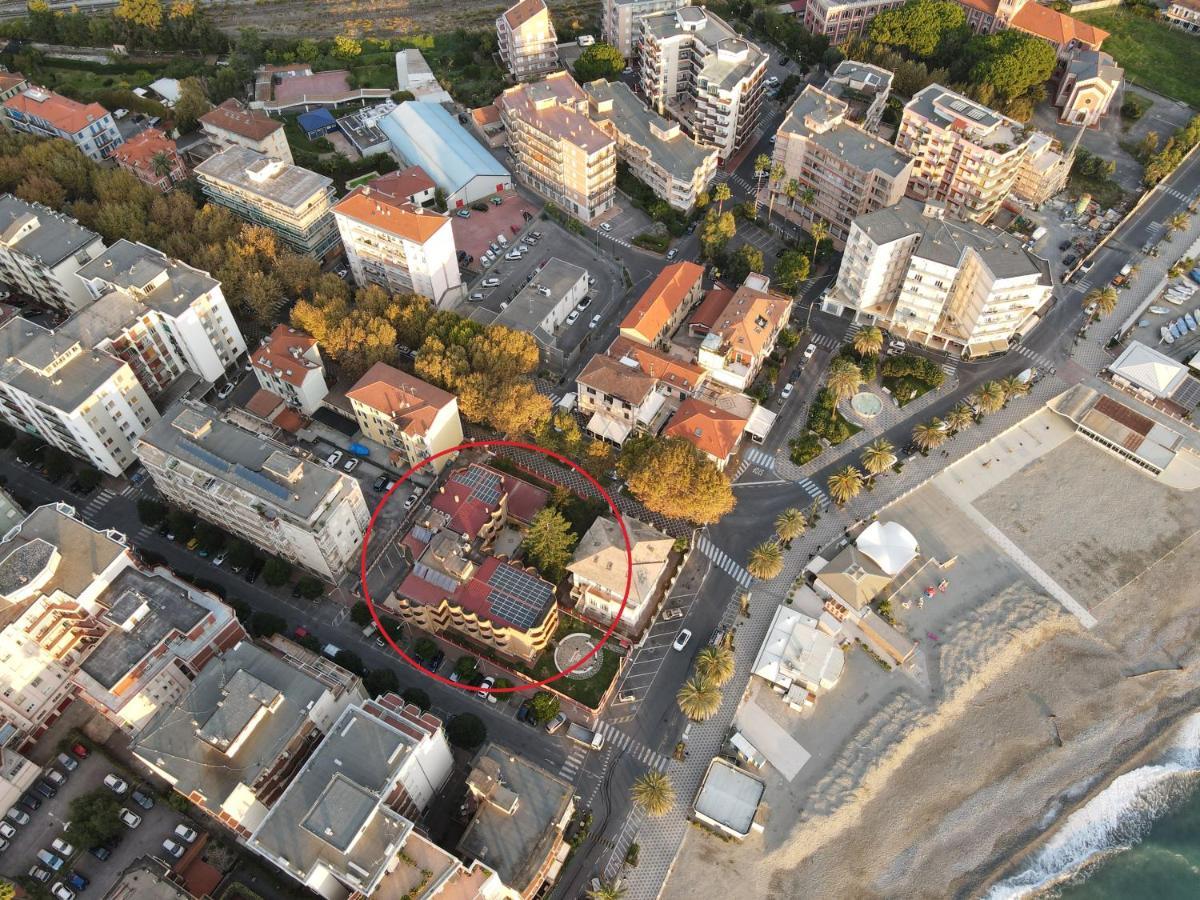 فندق Xxv Aprile Casa Per Ferie ألبينغا المظهر الخارجي الصورة